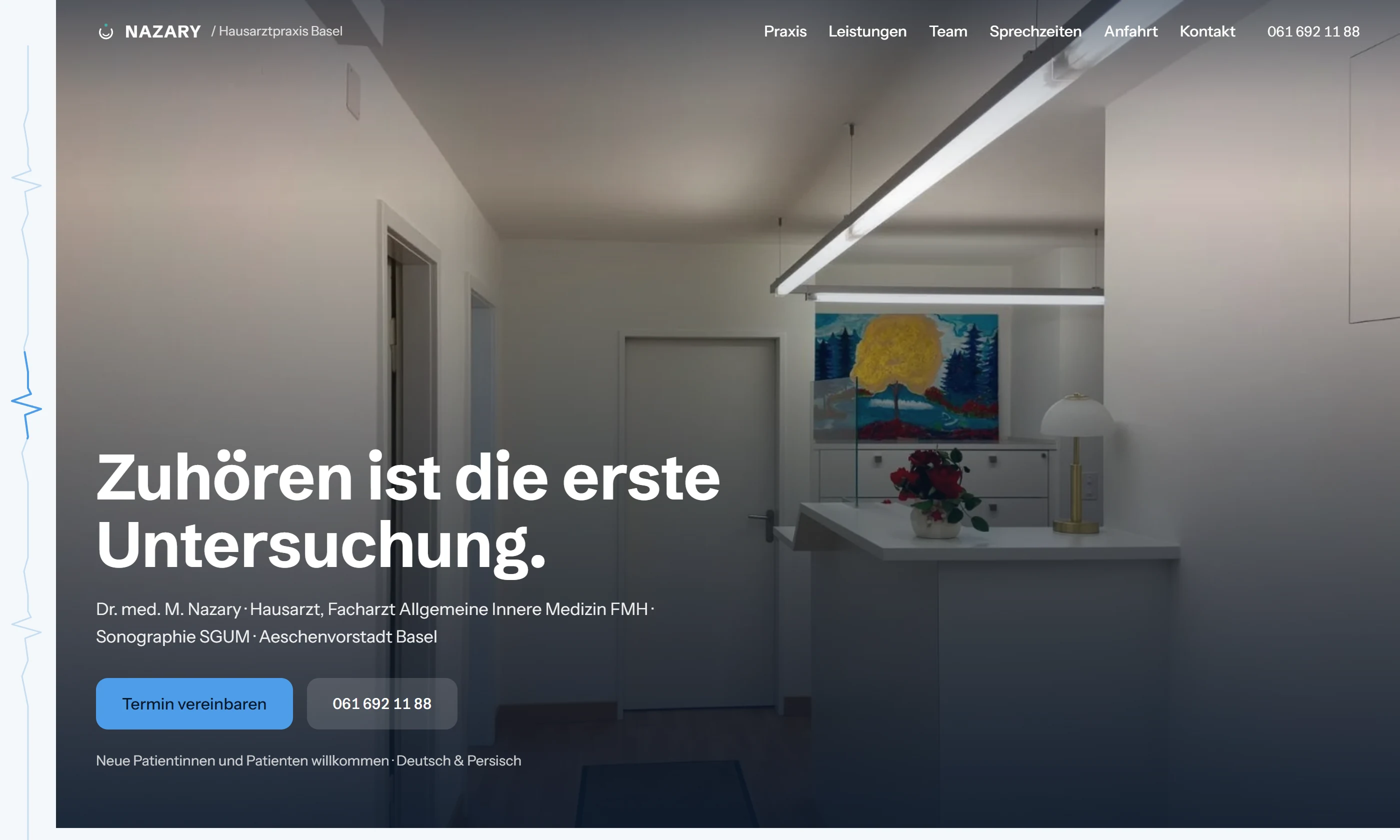 Startseite der Hausarztpraxis Dr. Nazary in Basel: Foto des Empfangs, darüber die Zeile „Zuhören ist die erste Untersuchung“ und die Schaltflächen „Termin vereinbaren“ und die Telefonnummer.